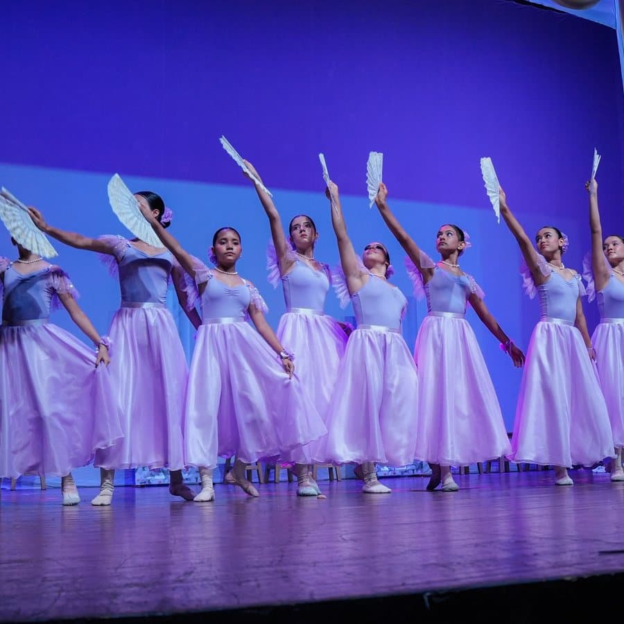 Bailarinas de la Fundación Ballet de Cúcuta con abanicos en la obra Cenicienta