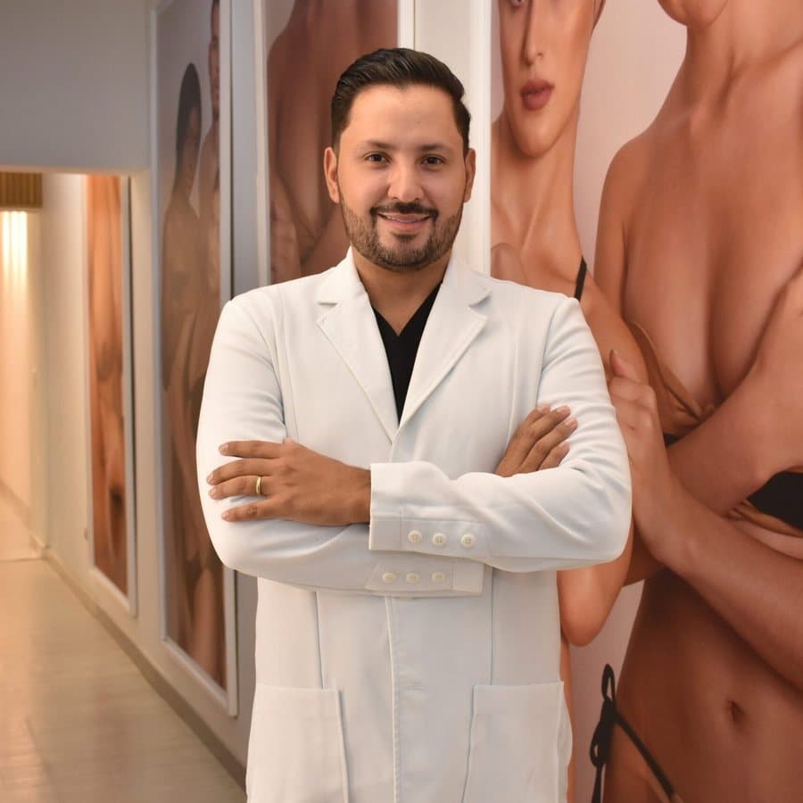 El Dr. Diego Serna en el pasillo de WIWA Medical Center