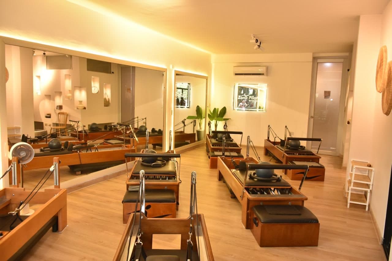 Reformers de madera en la sala de pilates